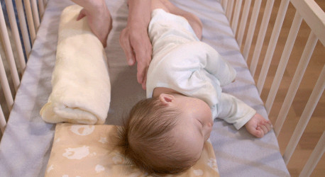  这样睡，才能给宝宝一个好看的头型！
