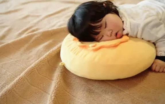 婴儿枕头选不好宝宝可能头睡偏