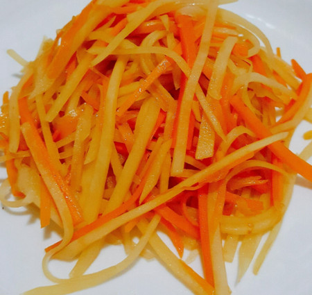 胡萝卜炒土豆丝，比肉营养更健康！