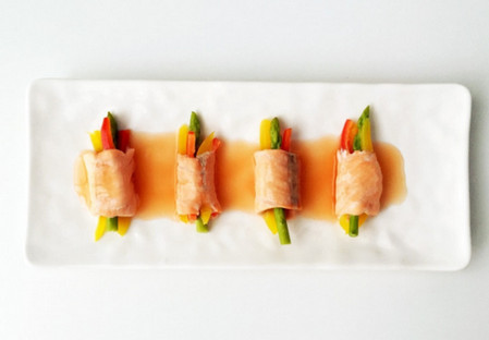 彩蔬鱼片卷—彩蔬爽口，鱼片鲜美，加上番茄酱汁的酸甜开胃，让宝宝快乐吃鱼吧！