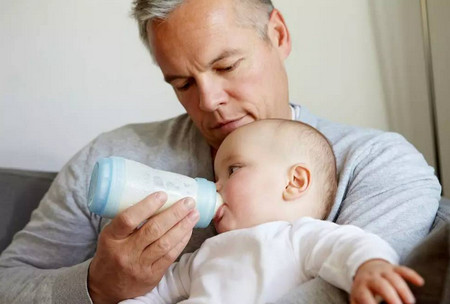 宝宝呛奶，第一时间应该怎么做？