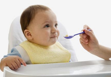 嘴对嘴喂食，小心孩子“病从口入”引发疾病隐患