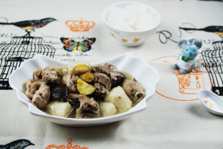 秋天用板栗淮山焖鸡来煲汤美味又滋补