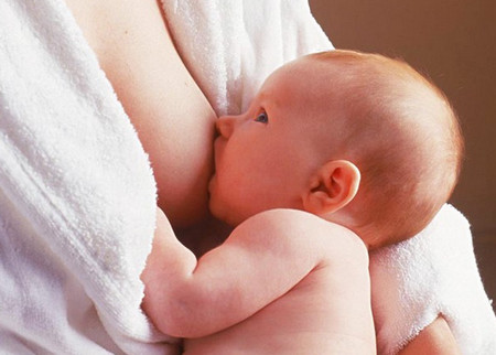 母乳宝宝是否需要补钙、铁、DHA、维生素……