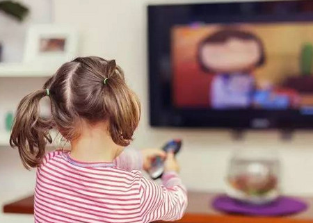 两岁不到的孩子迷上了电视，都是当妈的错！