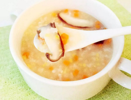 胡萝卜玉米香菇粥—快手暖胃粥，清香绵绸又美味！
