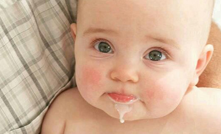 预防小宝宝吐奶，除了会拍嗝，爸爸妈妈还需要知道这些病理