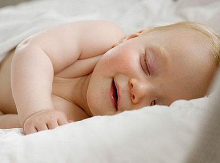 新生儿睡眠质量差总是惊醒，妈妈不妨试试这几招