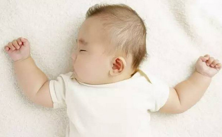 0-1岁小宝宝喂养最容易犯的10个错误，母乳、配方奶、辅食全包含