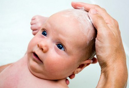 你会给宝宝洗头吗？怪不得宝宝有乳痂和头屑！