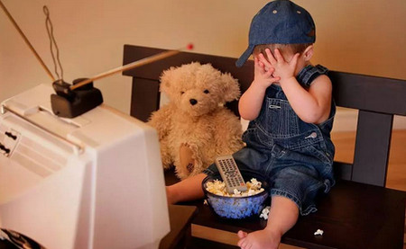 可以提前給嬰兒看電視了？美國兒科學會修訂細則