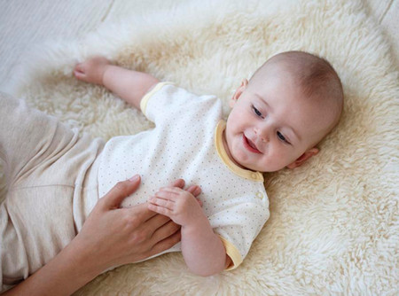 腹部这样轻轻按摩就能减缓宝宝的胃胀气！