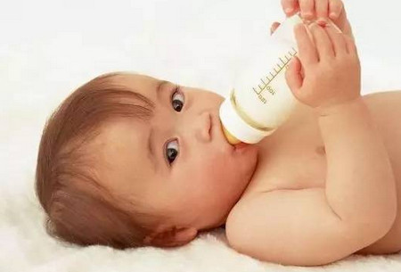 宝宝总吐奶是有问题吗？什么样的呕吐需要送医？