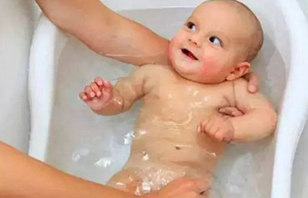 奶奶给3天大的孙女洗蒸气浴，才开始就听到娃的惨叫