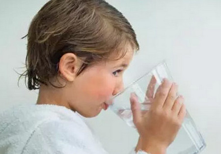 两岁小孩昏迷不醒，因为爷爷给他喝了一杯“水”