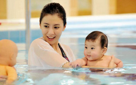 冬季异常火爆的婴儿游泳，真的适合宝宝吗？