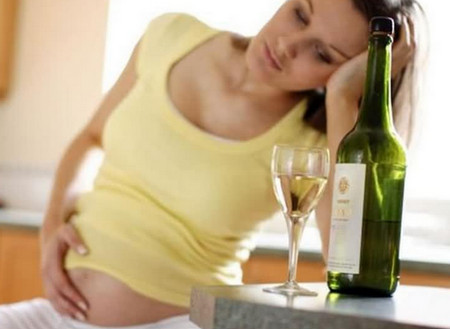 怀孕了，可以喝两杯酒吗?