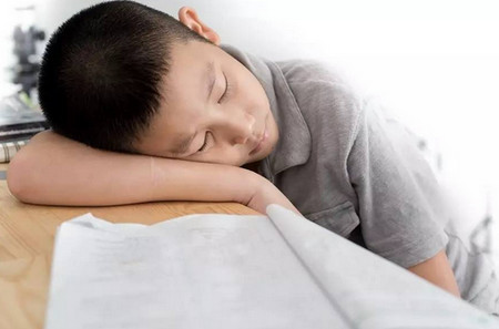 孩子说会忍不住看女生胸臀，该怎叫他别胡思乱想？