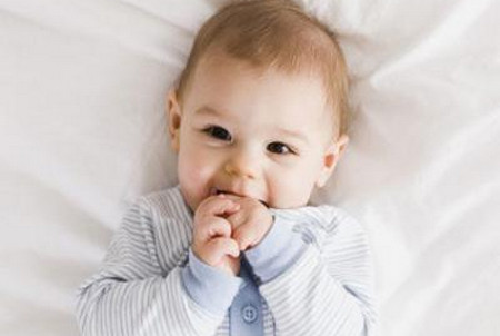 再说宝宝吐泡泡就是肺炎，大家会笑话你哟！