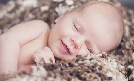 [婴幼]为什么有些婴儿总是黑白颠倒？如何让他整夜安睡？
