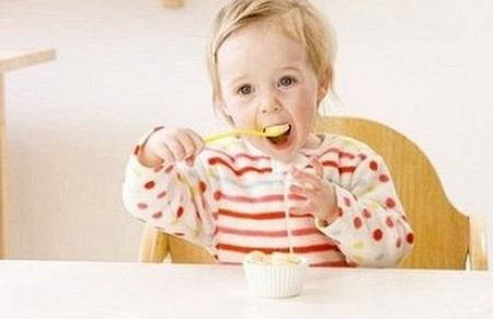宝宝便秘了怎么办？改善饮食是关键，4个喂养方法轻松拉臭臭