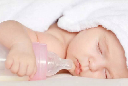 寶寶睡到半夜總是不安份怎么辦？那就看看這篇文章