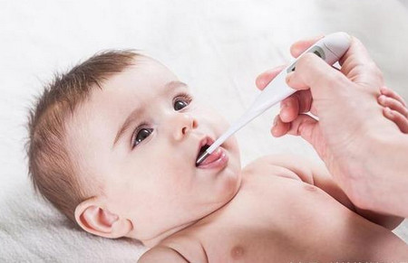 第一次遭遇疫苗接种后发烧，八月龄的小二宝好委屈