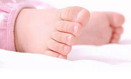 为了预防宝宝感冒，妈妈该如何护理好宝宝的小脚丫？