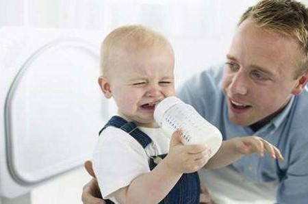 宝宝不爱喝配方奶？或只爱喝奶不吃饭？这两个问题都有解决方法