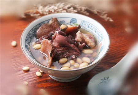 鲜土茯苓眉豆猪脊骨汤的做法