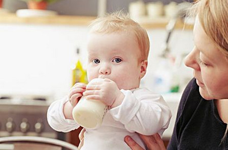 可惜！妈妈不能用母乳喂养宝宝，教您四招选定配方奶粉