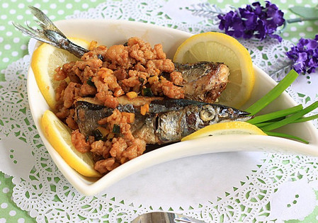 红烧秋刀鱼的家常做法 可以抗衰老的一款家常好菜！