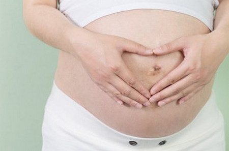 美国孕妇怀孕时，为了肚子里胎儿，为何放下刀叉，拿起了筷子？