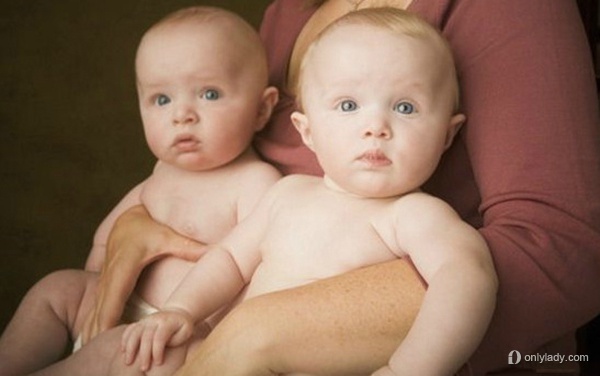 双胞胎为什么心有灵犀?如果是同卵双胞的话，百分之四十左右的都会出现大家常说的心灵感应。同一个卵子，分裂为两个受精卵，那么，他们拥有的是完全相同的基因，完全相同的发展模式。看看这组萌翻众网友的双胞胎图集，你看醉了么?