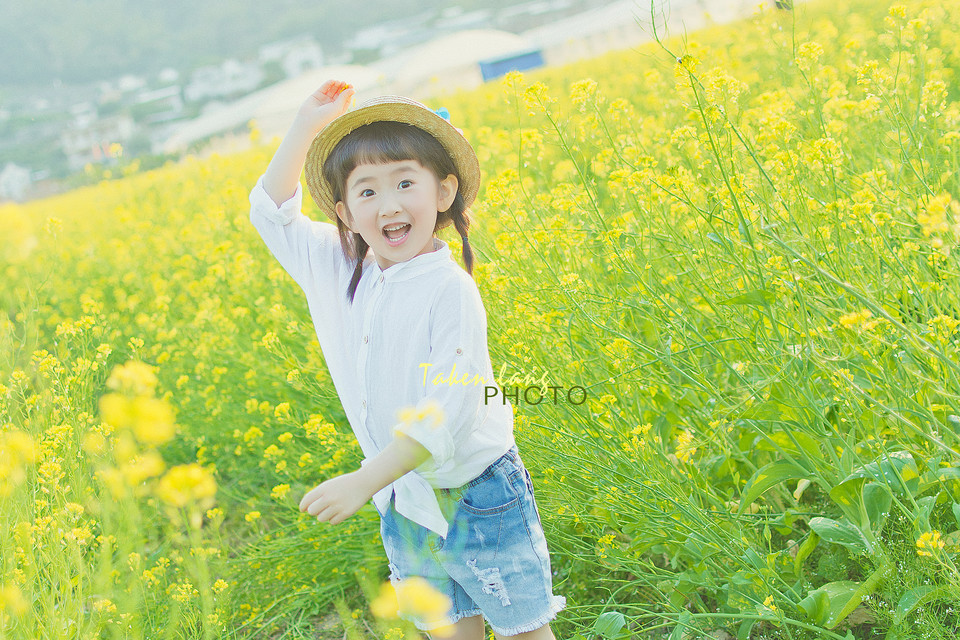 烂漫的油菜花田里，一个小可爱那自然天真的笑超级治愈有木有。清清爽爽打扮的她可爱无比呢，帮小孩子拍照片的时候也可以选择以油菜花为背景呢，如此拍出来的图片贴近自然，巨好看哟。