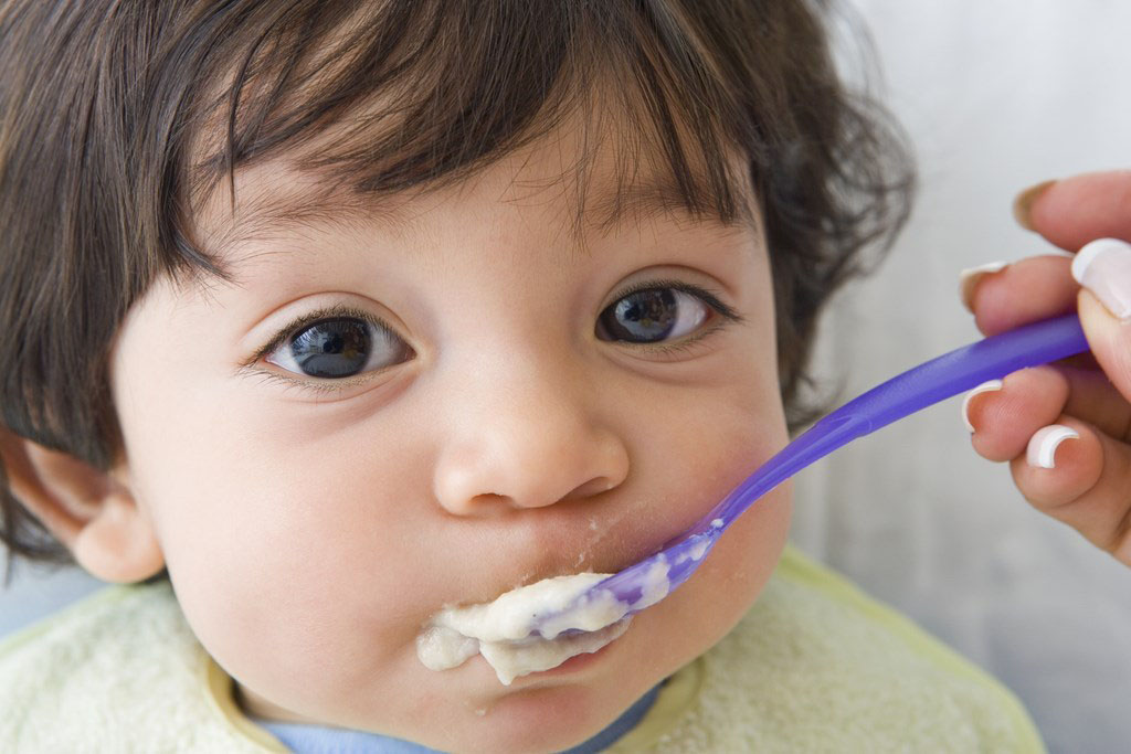 照顾宝宝最让家长头疼的一件事应该就是宝宝吃饭的问题了。如何培养孩子吃饭的好习惯呢，3个方法步骤要牢记哟。第一：家长不要挑食;第二：零食不断，缺少饥饿感;第三：鼓励孩子参与餐前准备。做好这三样孩子吃饭香香哒!