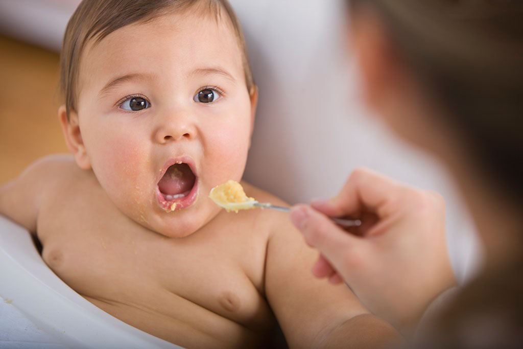 照顾宝宝最让家长头疼的一件事应该就是宝宝吃饭的问题了。如何培养孩子吃饭的好习惯呢，3个方法步骤要牢记哟。第一：家长不要挑食;第二：零食不断，缺少饥饿感;第三：鼓励孩子参与餐前准备。做好这三样孩子吃饭香香哒!