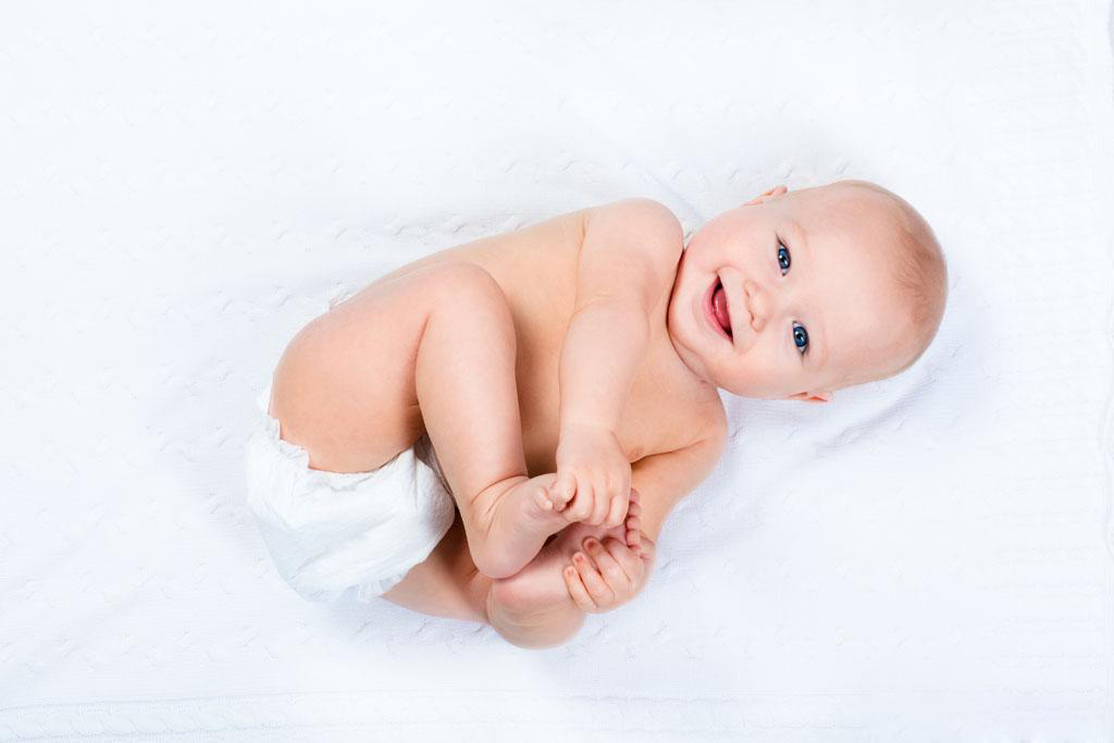 可爱的宝宝大笑图片超级的有喜感啊，穿着纸尿裤的萌宝宝笑得眼弯弯的样子简直逗死了呢，那超级软萌的样子简直无比的喜感啊，如此可爱的小宝宝背景图片很是萌呢。