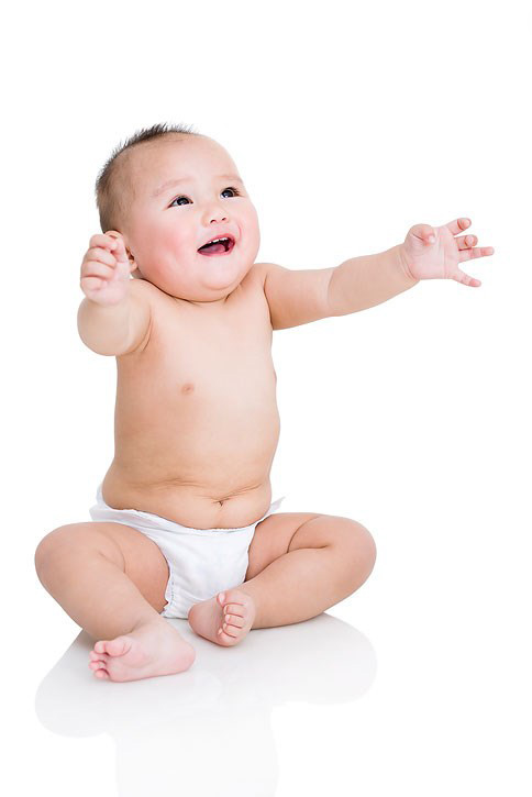 可爱的婴儿宝宝，只穿着纸尿裤的他萌萌哒哟。笑起来的小表情也是超级的萌感十足呢。萌宝宝超级的可爱哟，小小的婴儿无比的机灵可爱哟。各种动作萌感十足呢。