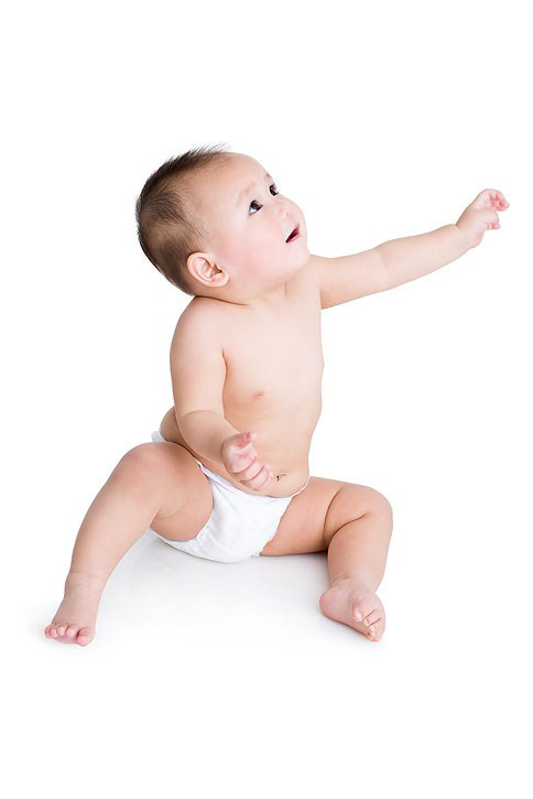 可爱的婴儿宝宝，只穿着纸尿裤的他萌萌哒哟。笑起来的小表情也是超级的萌感十足呢。萌宝宝超级的可爱哟，小小的婴儿无比的机灵可爱哟。各种动作萌感十足呢。