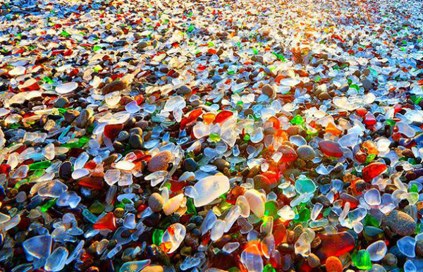 玻璃海滩位于美国加州布拉格堡。沙子和玻璃由同样的物质二氧化硅构成，这个地方曾是垃圾场。最终通过将数吨碎玻璃逐渐冲刷成漂亮的小圆石外形，太平洋代替人类完成了最终的清理工作。看着今天的玻璃海滩，我们很难相信这个如此美丽的地方居然在当地充当了近20年的垃圾场。