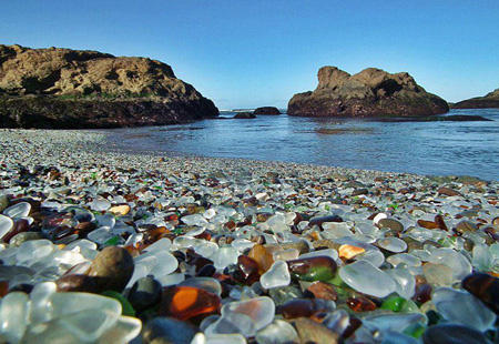 玻璃海滩位于美国加州布拉格堡。沙子和玻璃由同样的物质二氧化硅构成，这个地方曾是垃圾场。最终通过将数吨碎玻璃逐渐冲刷成漂亮的小圆石外形，太平洋代替人类完成了最终的清理工作。看着今天的玻璃海滩，我们很难相信这个如此美丽的地方居然在当地充当了近20年的垃圾场。