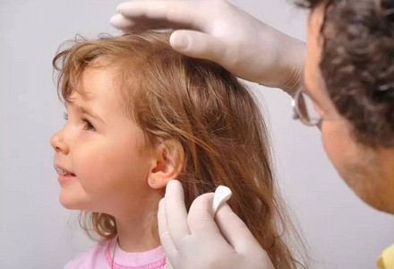小孩耳朵或鼻腔误入异物该如何早发现、早处理？