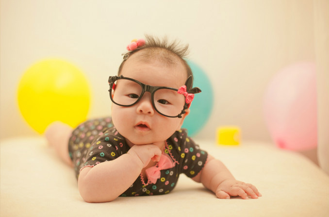 你家的宝宝百日照是怎样的呢?萌萌哒可爱小宝宝百日照简直无比的天真活泼可爱哟，肥嘟嘟的样子简直超级的撩人哟，戴着眼镜的他好奇心十足，简直真的是聪明的小宝宝呢。