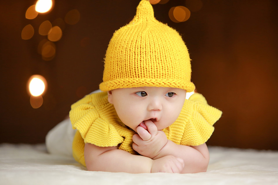 可爱的戴着黄帽子的宝宝超级的呆萌啊，圆坨坨的脸蛋，百天就有24斤哟，很是可爱的小宝宝图片呢。如此萌萌哒可爱宝宝你看着醉了么，简直就是超级呆萌的小天使哟。如此萌娃看着很是可爱呢。