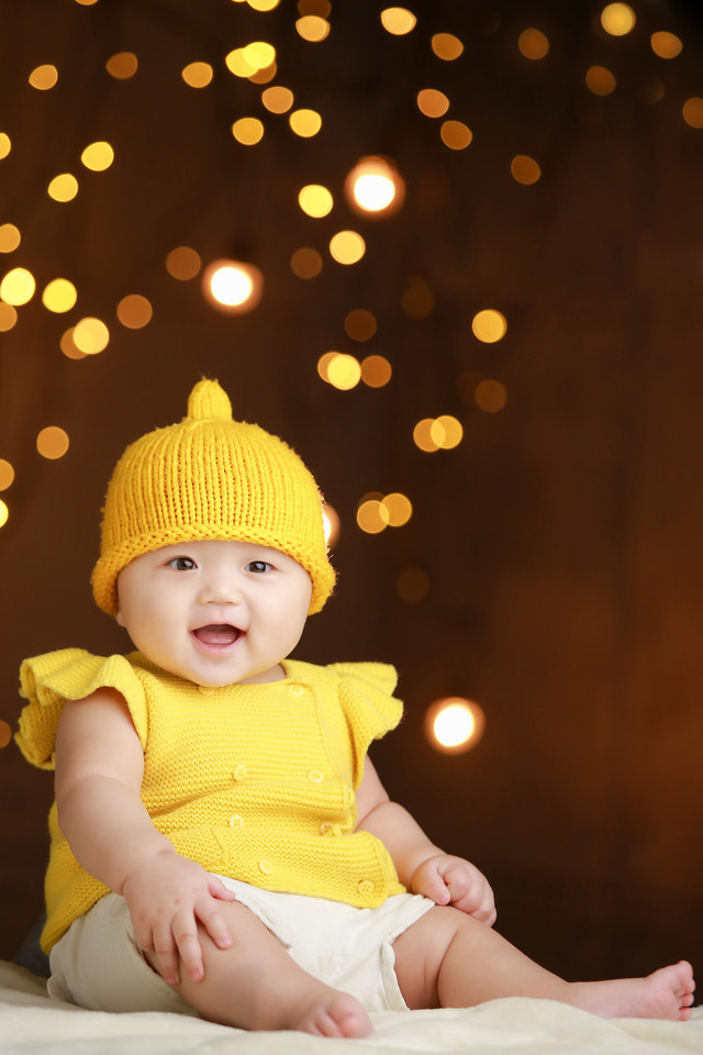 可爱的戴着黄帽子的宝宝超级的呆萌啊，圆坨坨的脸蛋，百天就有24斤哟，很是可爱的小宝宝图片呢。如此萌萌哒可爱宝宝你看着醉了么，简直就是超级呆萌的小天使哟。如此萌娃看着很是可爱呢。