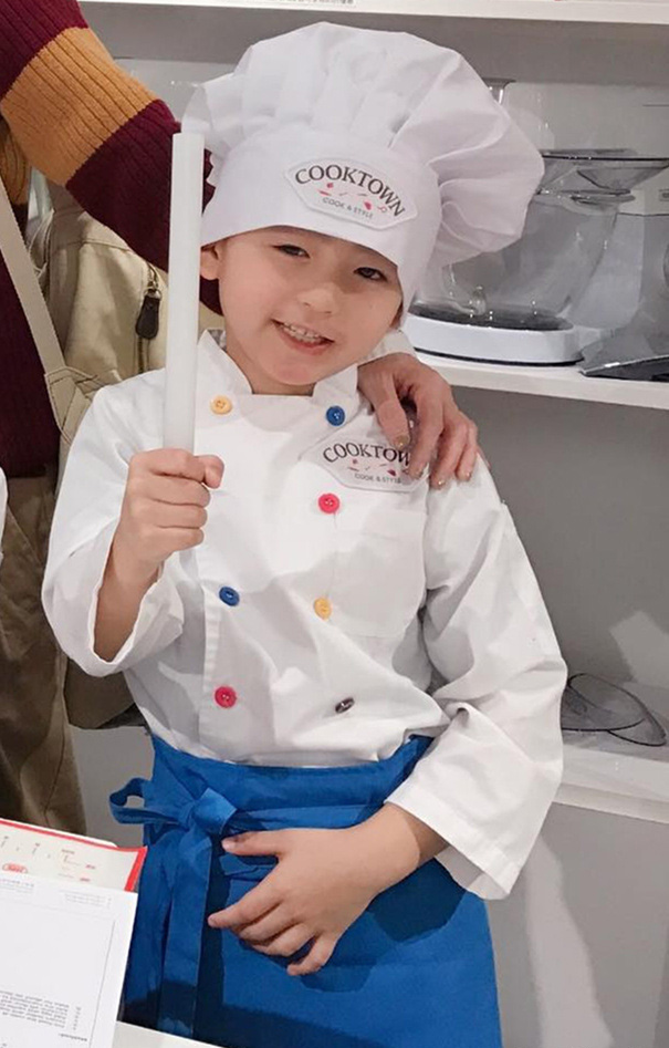 3月6日，有网友在微博晒出张柏芝与小儿子小Q在做饼干的照片，小Q对着镜头卖萌，表情丰富超可爱。