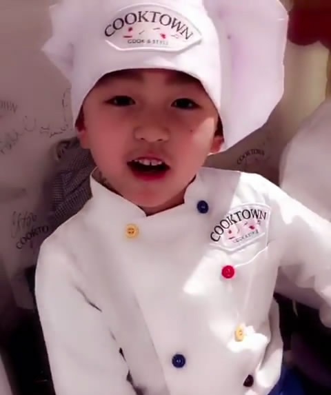 3月6日，有网友在微博晒出张柏芝与小儿子小Q在做饼干的照片，小Q对着镜头卖萌，表情丰富超可爱。