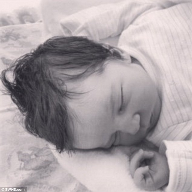 据《每日邮报》报道，英国一位名为Primrose Holloway的宝宝从一出生就拥有浓密的头发，引得周围人的惊叹和关注，还有人认为该婴儿带了“假发”。