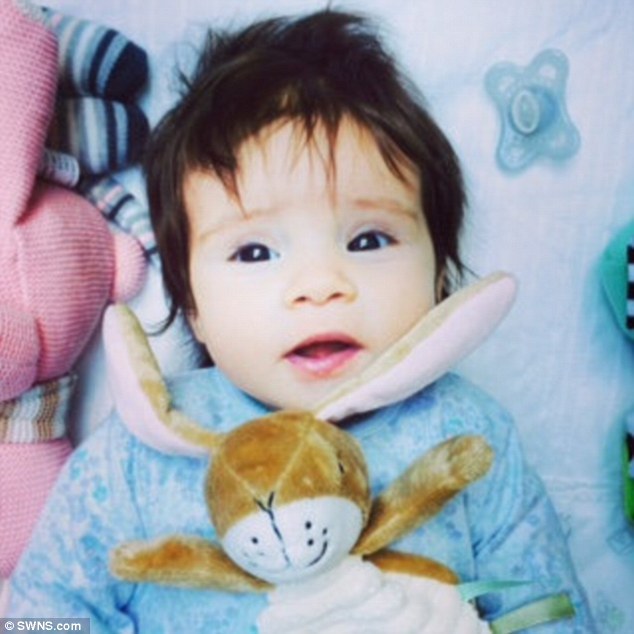 据《每日邮报》报道，英国一位名为Primrose Holloway的宝宝从一出生就拥有浓密的头发，引得周围人的惊叹和关注，还有人认为该婴儿带了“假发”。